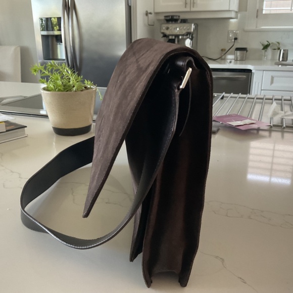 GUCCI Brown Suede and leather shoulder handbag. - Picture 3 of 6